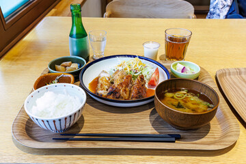 醸造所の職員が使用する社員食堂で日替わりランチを食す。
日本を代表する銘柄米、南魚沼産コシヒカリが最高に美味しい。
もちろん日本酒もリーズナブルに楽しめる。
八海山で有名な八海醸造のテーマパーク。
新潟県南魚沼市魚沼の里 - 2024年11月30日
