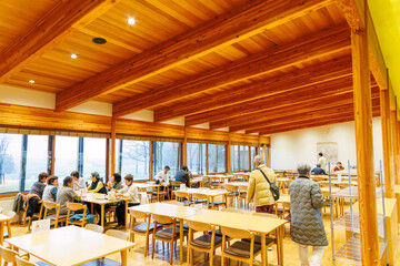 醸造所の職員が使用する社員食堂で日替わりランチを食す。
日本を代表する銘柄米、南魚沼産コシヒカリが最高に美味しい。
もちろん日本酒もリーズナブルに楽しめる。
八海山で有名な八海醸造のテーマパーク。
新潟県南魚沼市魚沼の里 - 2024年11月30日
