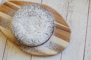 手作りのガトーショコラをカッティングボードの上にのせた。