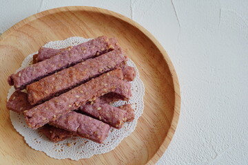 お皿に盛り付けられたラズベリー味の焼きたてピンク色ステッククッキー