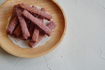 お皿に盛り付けられたラズベリー味の焼きたてピンク色ステッククッキー