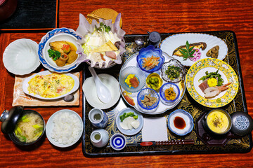贅沢極まる温泉旅館の晩ごはん。
和食から洋食まで、圧巻のクオリティと品数である。
日本を代表する銘柄米、南魚沼産コシヒカリが最高に美味しい。
十日町の地酒もたっぷり楽しめる。
越後二ツ屋温泉を代表する温泉旅館。やすらぎ。
十日町の山奥の鄙びた温泉地の里山の風景。
美しい棚田も特徴的。
新潟県十日町市 - 2024年11月30日
