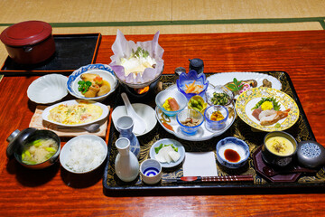 贅沢極まる温泉旅館の晩ごはん。
和食から洋食まで、圧巻のクオリティと品数である。
日本を代表する銘柄米、南魚沼産コシヒカリが最高に美味しい。
十日町の地酒もたっぷり楽しめる。
越後二ツ屋温泉を代表する温泉旅館。やすらぎ。
十日町の山奥の鄙びた温泉地の里山の風景。
美しい棚田も特徴的。
新潟県十日町市 - 2024年11月30日
