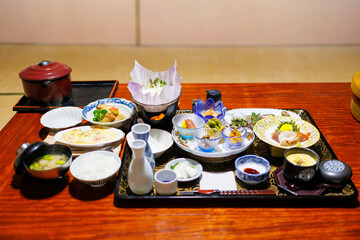 贅沢極まる温泉旅館の晩ごはん。
和食から洋食まで、圧巻のクオリティと品数である。
日本を代表する銘柄米、南魚沼産コシヒカリが最高に美味しい。
十日町の地酒もたっぷり楽しめる。
越後二ツ屋温泉を代表する温泉旅館。やすらぎ。
十日町の山奥の鄙びた温泉地の里山の風景。
美しい棚田も特徴的。
新潟県十日町市 - 2024年11月30日
