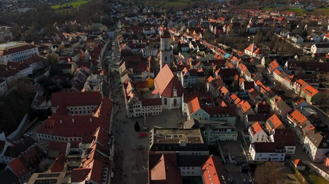 Marienplatz mit Rathaus, Stauberhaus, St. Georg und alter Hauptwache. In der Mitte des Platzes die Mariensaule in der Freisinger Altstadt, Deutschland Luftaufnahme. Freising city center aerial view. 