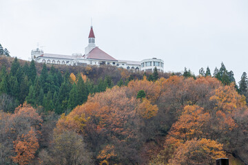 隣接するゴルフクラブの洋館風のクラブハウス。
十日町の山奥の鄙びた温泉地の里山の風景。
美しい棚田も特徴的。
あいにくの小雨交じりだが、しっとりと雪国特有の雰囲気がある。
晩秋なので各所で紅葉が見られる。
新潟県十日町市 - 2024年12月1日

