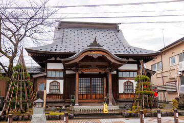 立派な本堂。
青銅の線香受けも置かれている。
駅前にある大きな寺院。智泉寺。
境内には多くの古い地蔵等の石像が置かれている。
誰でも自由に拝観することができる。
新潟県十日町市 - 2024年12月1日
