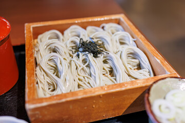 美しい「へぎそば」。
つなぎに布海苔を使用した美味しい蕎麦である。
新潟県魚沼地方の名産。
新潟特産の日本酒の冷酒とともに。
道の駅(ロードサイドの商業施設)。
新潟県十日町市 - 2024年12月1日