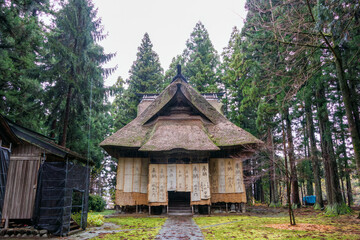 杉林の中にある立派な本堂。
雪から木材を守る藁や布製の雪覆いで覆われている。
その上には寄進者のサインも書かれていた。
神秘的で美しい神宮寺。
茅葺き屋根の本堂と緑が美しい苔むした境内と杉の大木林が印象的。
冬季に訪れたので、豪雪対策の雪囲いが施されている。
新潟県十日町市 - 2024年12月1日
