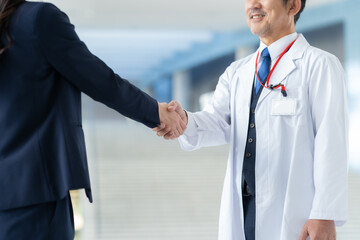 病院で医者と商談をするMR