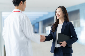 病院で医者と商談をするMR
