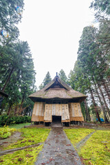 杉林の中にある立派な本堂。
雪から木材を守る藁や布製の雪覆いで覆われている。
その上には寄進者のサインも書かれていた。
神秘的で美しい神宮寺。
茅葺き屋根の本堂と緑が美しい苔むした境内と杉の大木林が印象的。
冬季に訪れたので、豪雪対策の雪囲いが施されている。
新潟県十日町市 - 2024年12月1日
