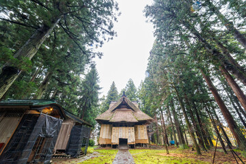 杉林の中にある立派な本堂。
雪から木材を守る藁や布製の雪覆いで覆われている。
その上には寄進者のサインも書かれていた。
神秘的で美しい神宮寺。
茅葺き屋根の本堂と緑が美しい苔むした境内と杉の大木林が印象的。
冬季に訪れたので、豪雪対策の雪囲いが施されている。
新潟県十日町市 - 2024年12月1日
