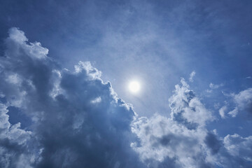 太陽の囁き - 雲のベールを透かす希望の光