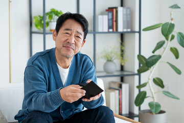財布を見て悩むミドルの男性