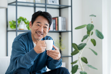 リビングでくつろぐミドルの男性