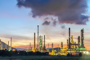 Obraz premium Gas turbine electrical power plant at dusk