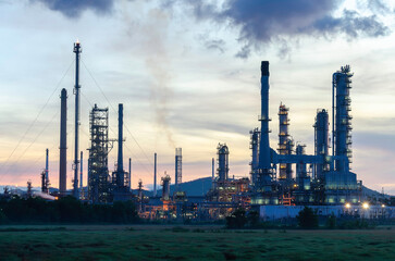 Obraz premium Gas turbine electrical power plant at dusk