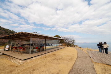 海を見下ろす崖に建てられた素敵な木造のカフェ。
熱海市の山麓にある広い公園。
美しい名勝地の入江、錦ヶ浦を見下ろす斜面の散策コースを歩いている。
静岡県熱海市-2025/2/1
