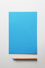 水色の紙と色鉛筆