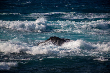 奄美大島の自然、海、波、青、白。