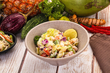 Salad with prawn and vegetables