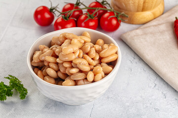 Canned white beans in the bowl