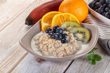 Oats porridge with blueberry, kiwi and orange