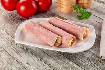 Roll with han and cheese snack