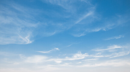 e sky is bright, tthhe fluffy white clouds are quiet.