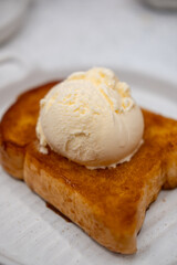 Vanilla ice-cream on the toast, served on plate
