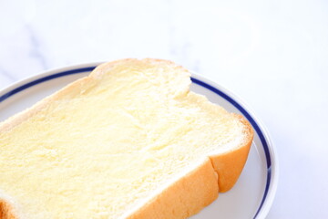 マーガリンを塗ったパン

