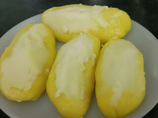 Delicious Bengali Chum Chum topped with rich malai! Soft, juicy, and full of flavor – a must-try Indian sweet that melts in your mouth.