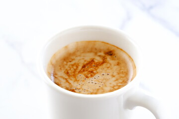 ミルクをたっぷり入れたコーヒー、カフェ・ラテを淹れて、のんびりくつろいでいるイメージ
