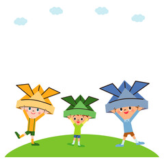 大きな兜をかぶって丘の上で笑顔に喜んでいる子供達