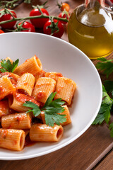 Mezzi rigatoni al sugo, pasta italiana, dieta mediterranea 