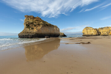 Der Strand Praia dos Tres Irmaos an der Algarve, Portugal