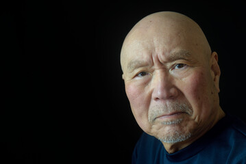 老人の困り顔のクローズアップ