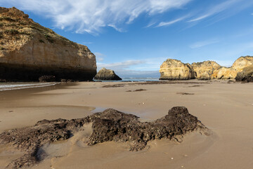 Der Strand Praia dos Tres Irmaos an der Algarve, Portugal