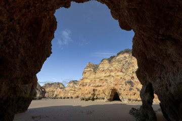 Der Strand Praia dos Tres Irmaos an der Algarve, Portugal