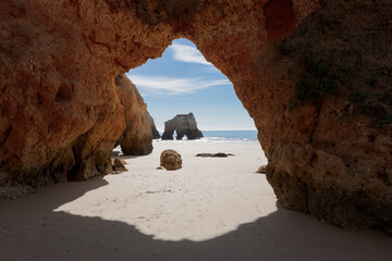 Der Strand Praia dos Tres Irmaos an der Algarve, Portugal