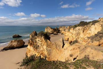 Der Strand Praia dos Tres Irmaos an der Algarve, Portugal