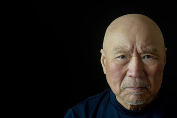 老人の困り顔のクローズアップ