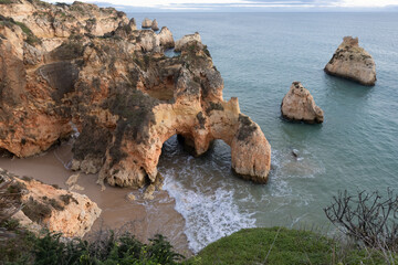 Der Strand Praia dos Tres Irmaos an der Algarve, Portugal