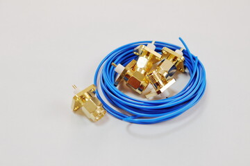 同軸ケーブル用コネクタと電線