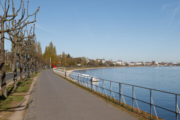 Menschenleerer Weg am Rhein 