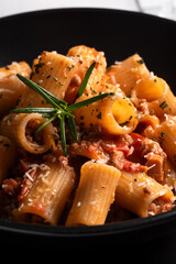 Mezze maniche con ragù alla bolognese, pasta italiana 