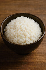Photo of white rice in a wooden bowl