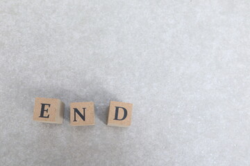 グレーの背景にENDの文字