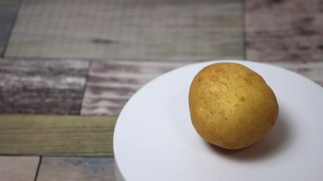 タイル上のジャガイモの回転